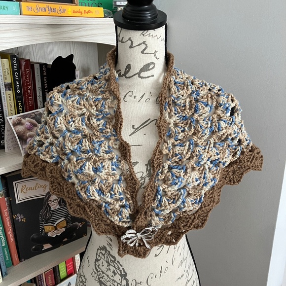 Lovely Hand Crocheted Shawl NWOT - Picture 7 of 10